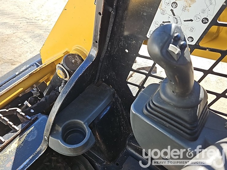 2021-caterpillar-226d3-image-38