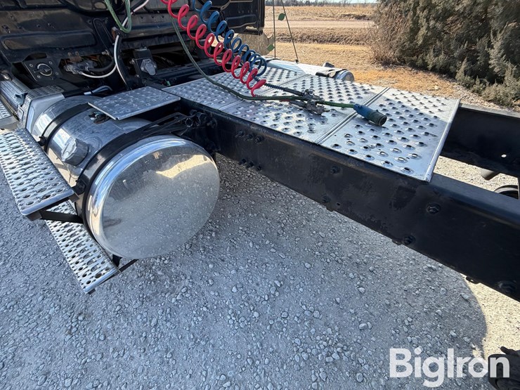 2015-freightliner-cascadia-125-image-19