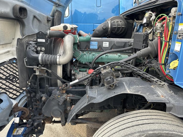 2012-volvo-10-image-27