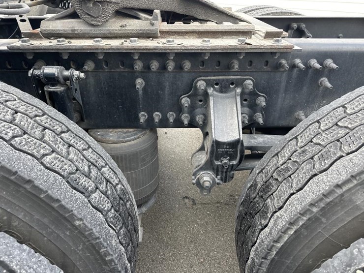 #2226-•-2024-volvo-vnl-sleeper-cab-semi-truck-tractor-image-36