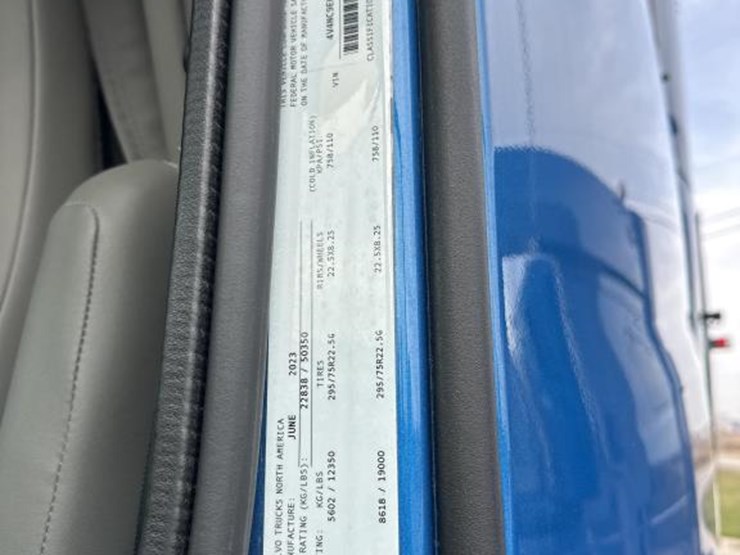 #2226-•-2024-volvo-vnl-sleeper-cab-semi-truck-tractor-image-66