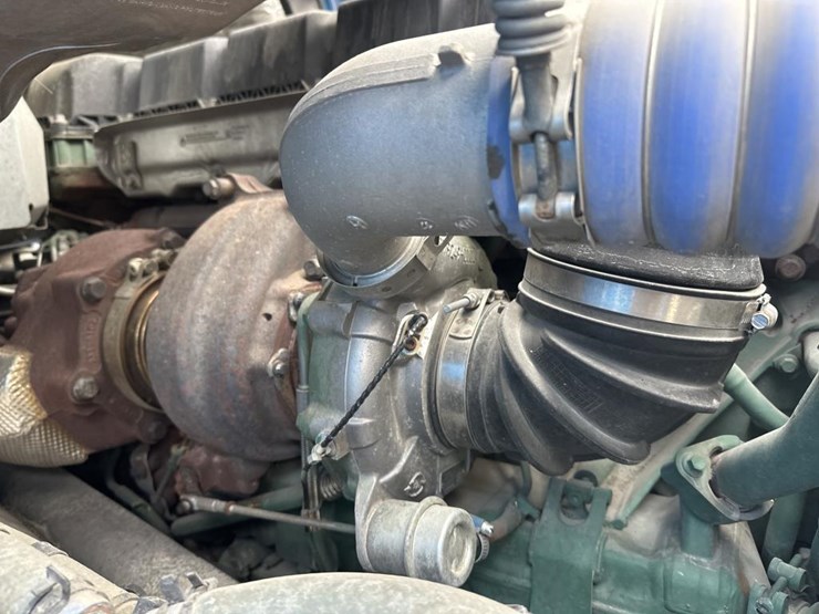 #2225-•-2024-volvo-vnl-sleeper-cab-semi-truck-tractor-image-34