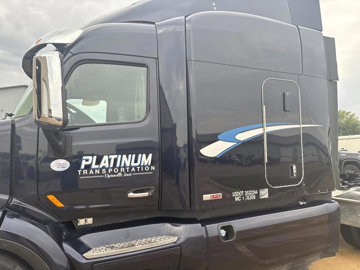 2019-peterbilt-579-image-8