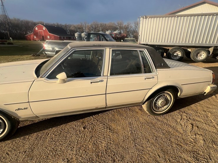 lot-13.-oldsmobile-delta-88-royale-car,-4-dr.,-196,050-mi,-307-v8,--4-speed-automatic-image-4