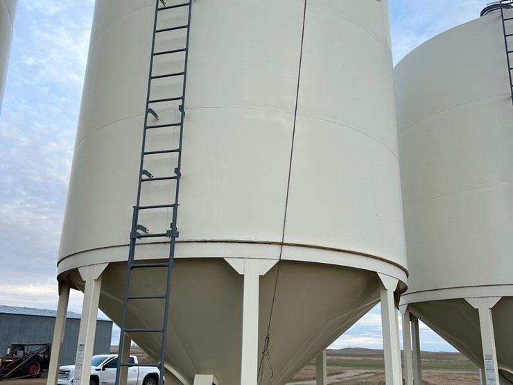 lot-45.-3,000-bu.-meridian-hopper-bin-image-8