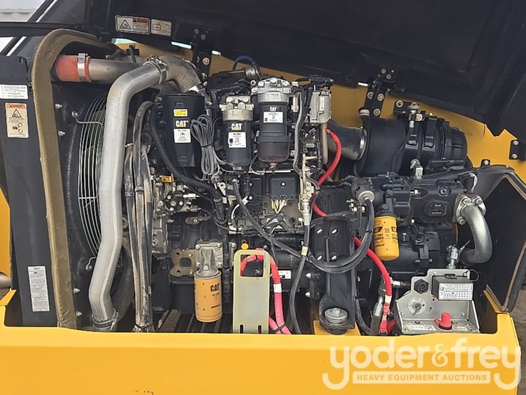 2018-caterpillar-tl1055d-image-46