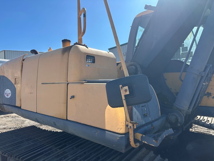 new-holland-eh215-image-14