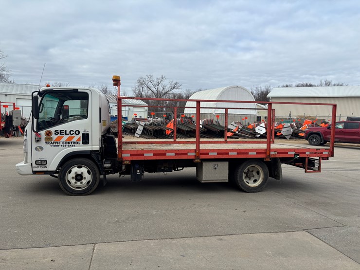 2015-isuzu-npr-xd-image-2