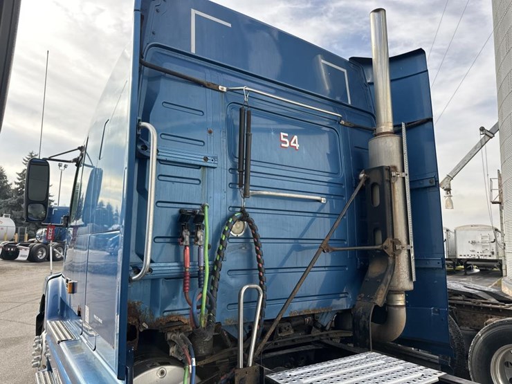 2003-volvo-10-image-12