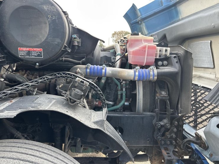 2012-volvo-10-image-30