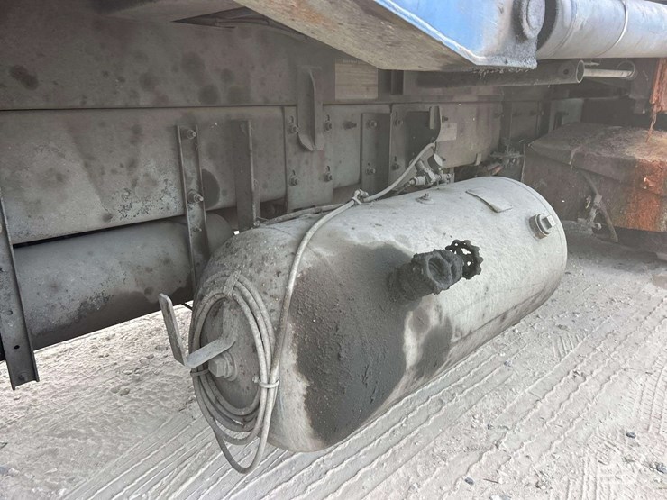 2017-peterbilt-320-image-24