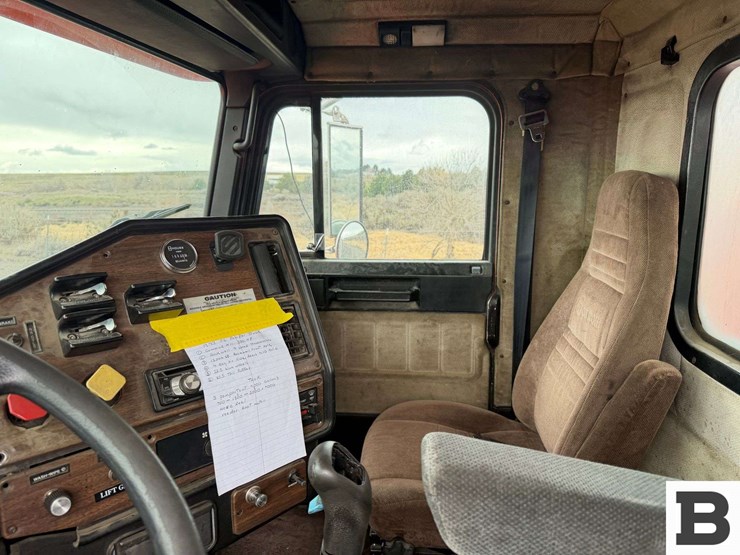 1993-freightliner-fld112-image-52