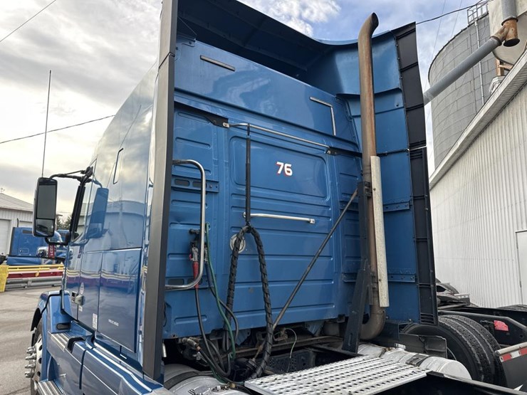 #2231-•-2016-volvo-vnl-sleeper-cab-semi-image-12