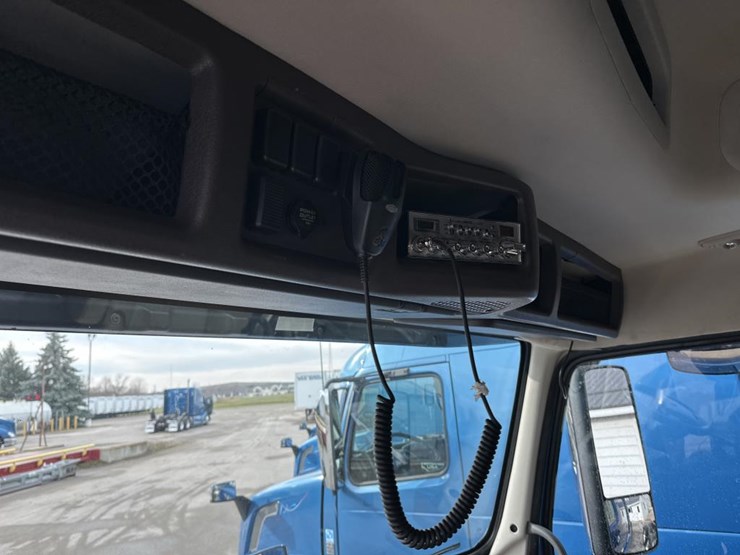 2018-volvo-10-image-49