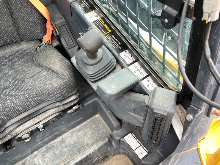 2019-john-deere-332-image-33