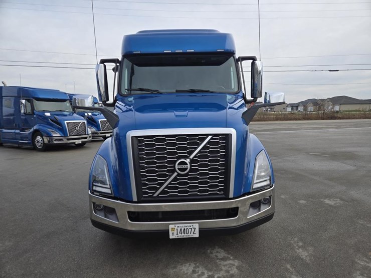 #2226-•-2024-volvo-vnl-sleeper-cab-semi-truck-tractor-image-8