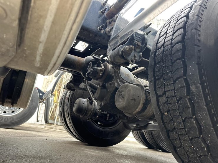 2019-volvo-10-image-35