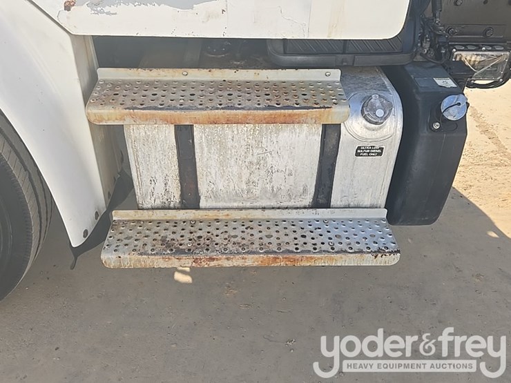 2020-freightliner-m2-106-image-51