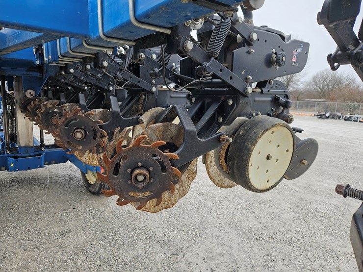 2011-kinze-3600-image-9