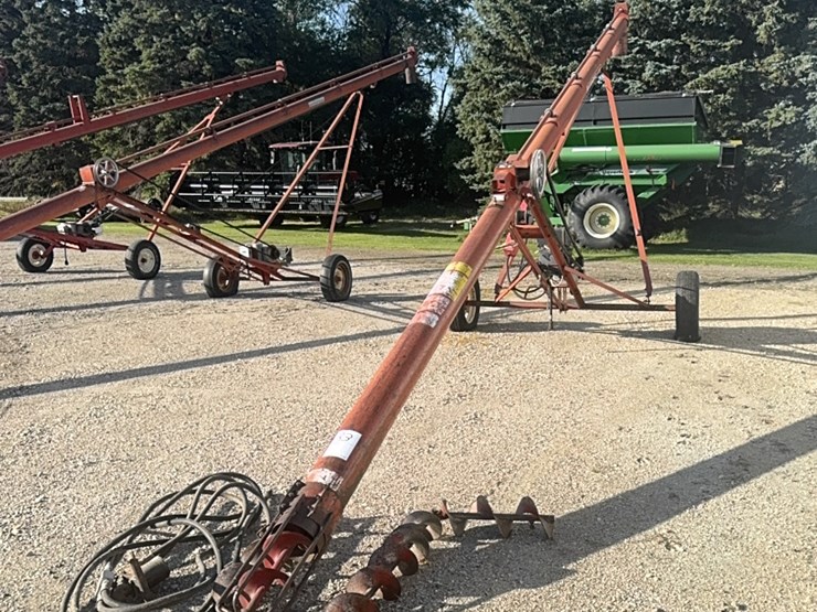 sakundiak-7–33-grain-auger-with-gas-engine-with-electric-start,-equipped-with-wheat-heart-drag-auger-image-17