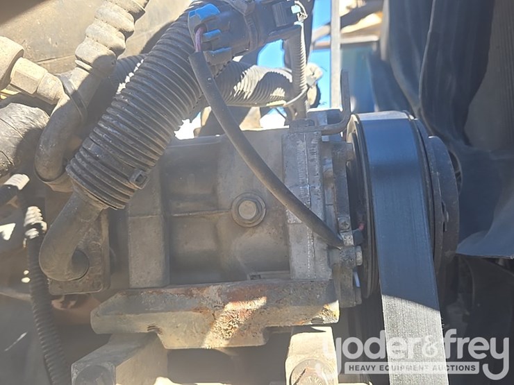 2009-peterbilt-335-image-45