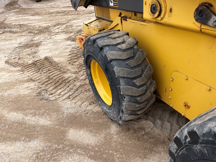 2019-john-deere-332-image-11