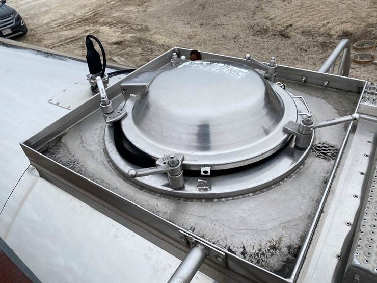 #540-•-2003-st+e-fab-insulated-6,200-gallon-tanker-trailer-(wi-title-in-delay)-(watertown,-wi)-image-32