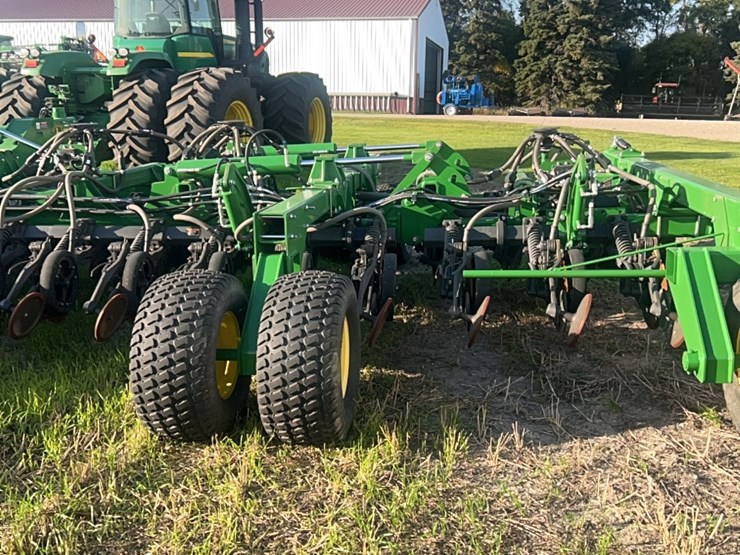 2018-john-deere-1910-image-36