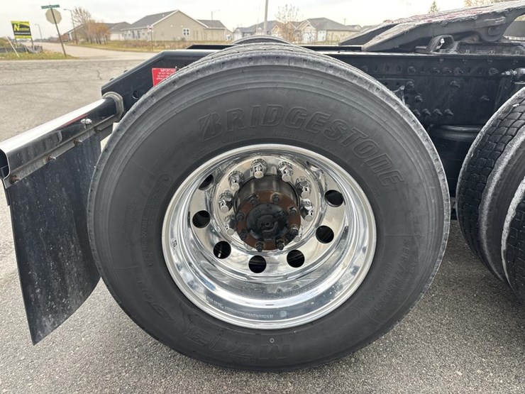 #2224-•-2025-volvo-vnl-sleeper-cab-semi-truck-tractor-image-61