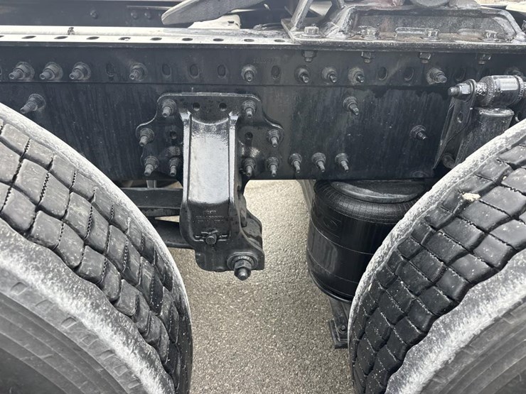 #2224-•-2025-volvo-vnl-sleeper-cab-semi-truck-tractor-image-39