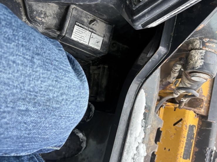 2020-deere-320g-image-22