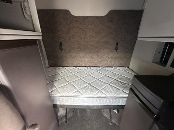 #2231-•-2016-volvo-vnl-sleeper-cab-semi-image-50