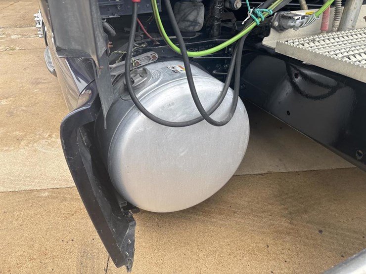 2019-peterbilt-579-image-51