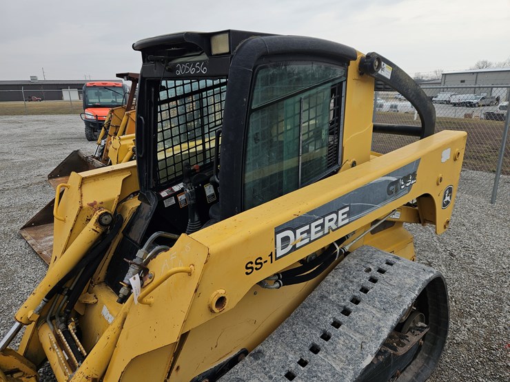 2007-deere-ct332-image-23