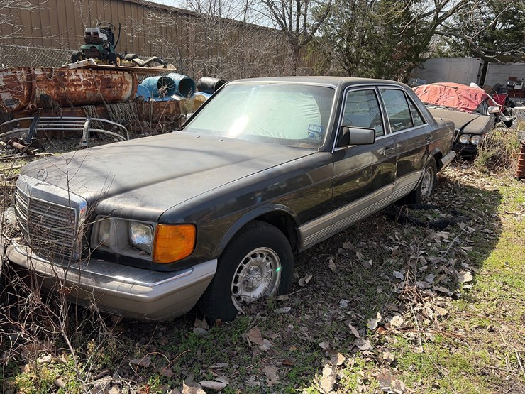 #5-•-1983-mercedes-380se-image-2