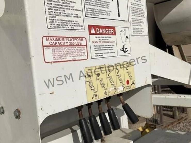 2012-freightliner-m2-106-image-15