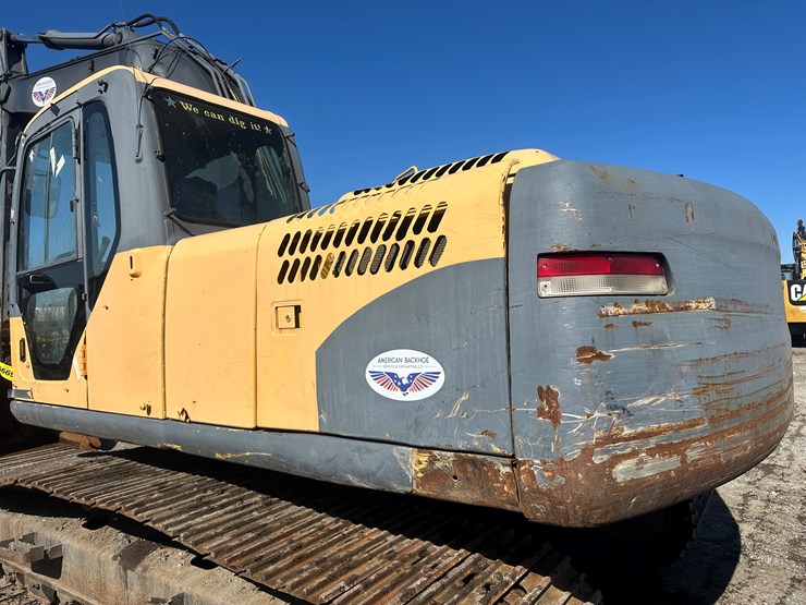 new-holland-eh215-image-12