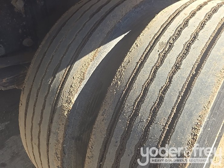 2009-peterbilt-335-image-17