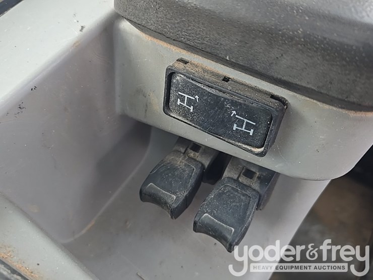 2018-caterpillar-tl1055d-image-63