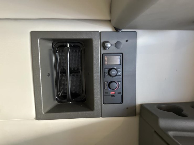 2019-volvo-10-image-51