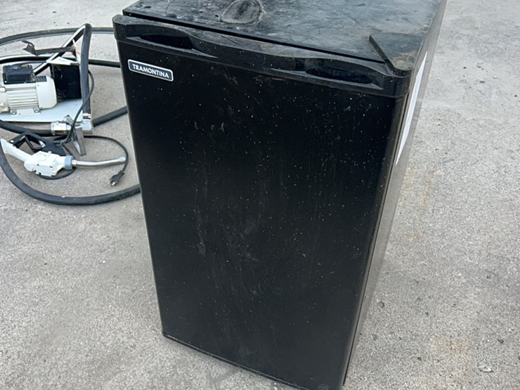 fridge-for-dorm-room,-dryer-shack,-shop,-etc.,-works-good-image-3
