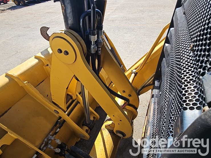 2017-caterpillar-415f2-il-image-29