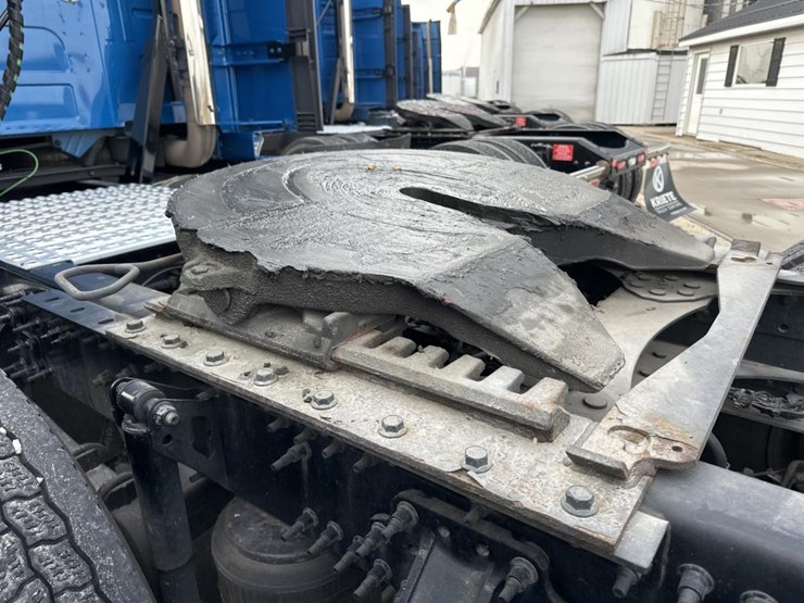 #2226-•-2024-volvo-vnl-sleeper-cab-semi-truck-tractor-image-25