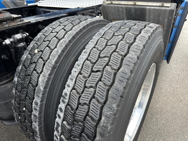 #2225-•-2024-volvo-vnl-sleeper-cab-semi-truck-tractor-image-65