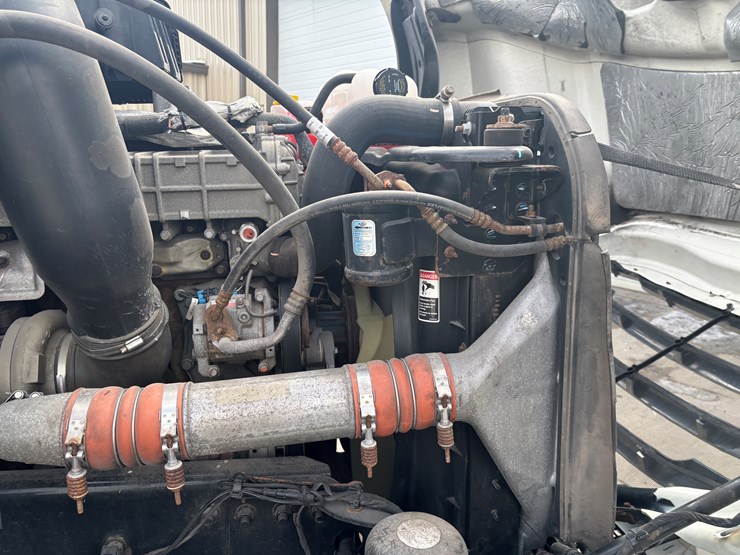 2018-freightliner-cascadia-126-image-42