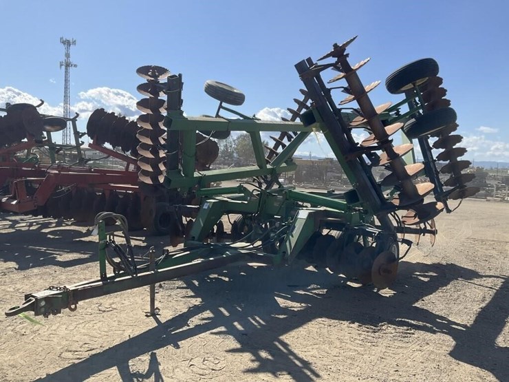 john-deere-32-image-3