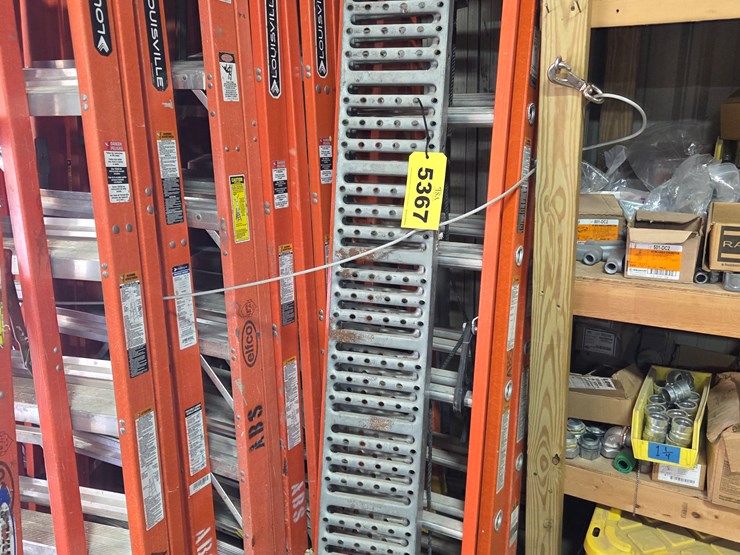 #5367-•-(2)-extension-ladders,-(3)-aluminum-planks,-ramps-image-2