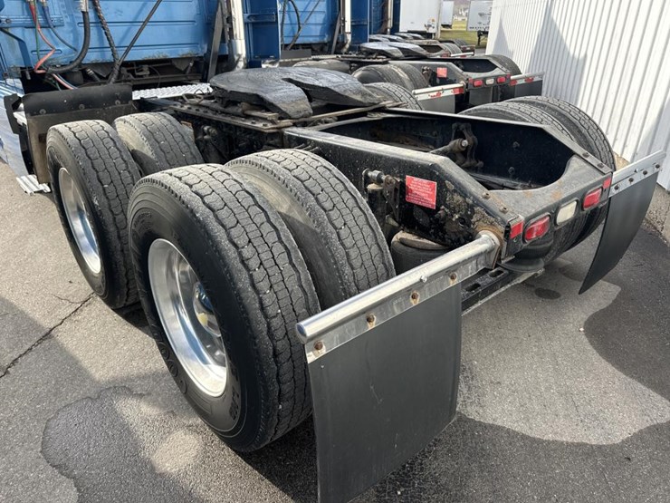 2012-volvo-10-image-15