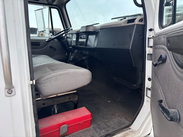 2002-international-4700-image-24