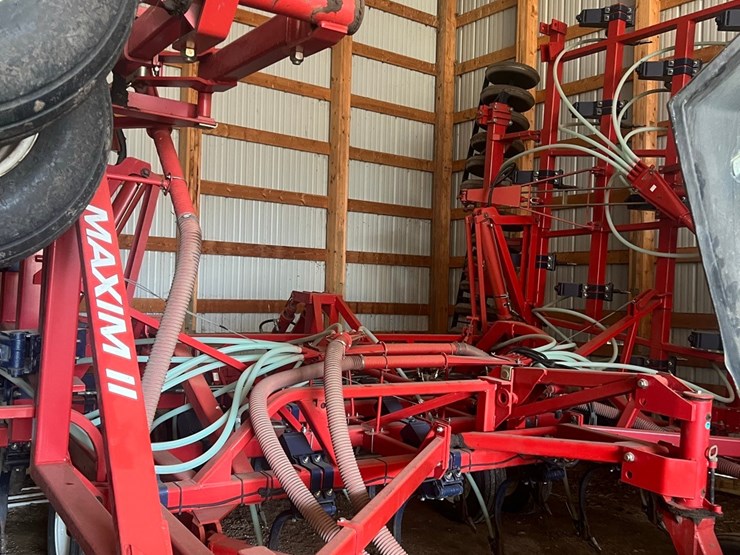 lot-10.-morris-air-seeder,-tow-between-with-10"-eagle-beaks,-new-seed-meter-unit,-pristine-condition,-always-shedded,-highly-maintained,-none-nicer-image-31